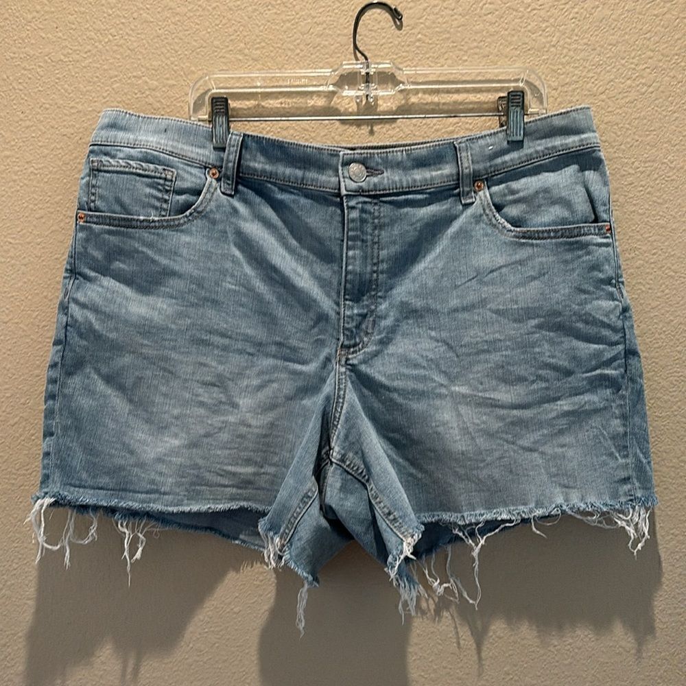 Express Light Wash Denim Midi Shorts Frayed‎ Hem Size 16